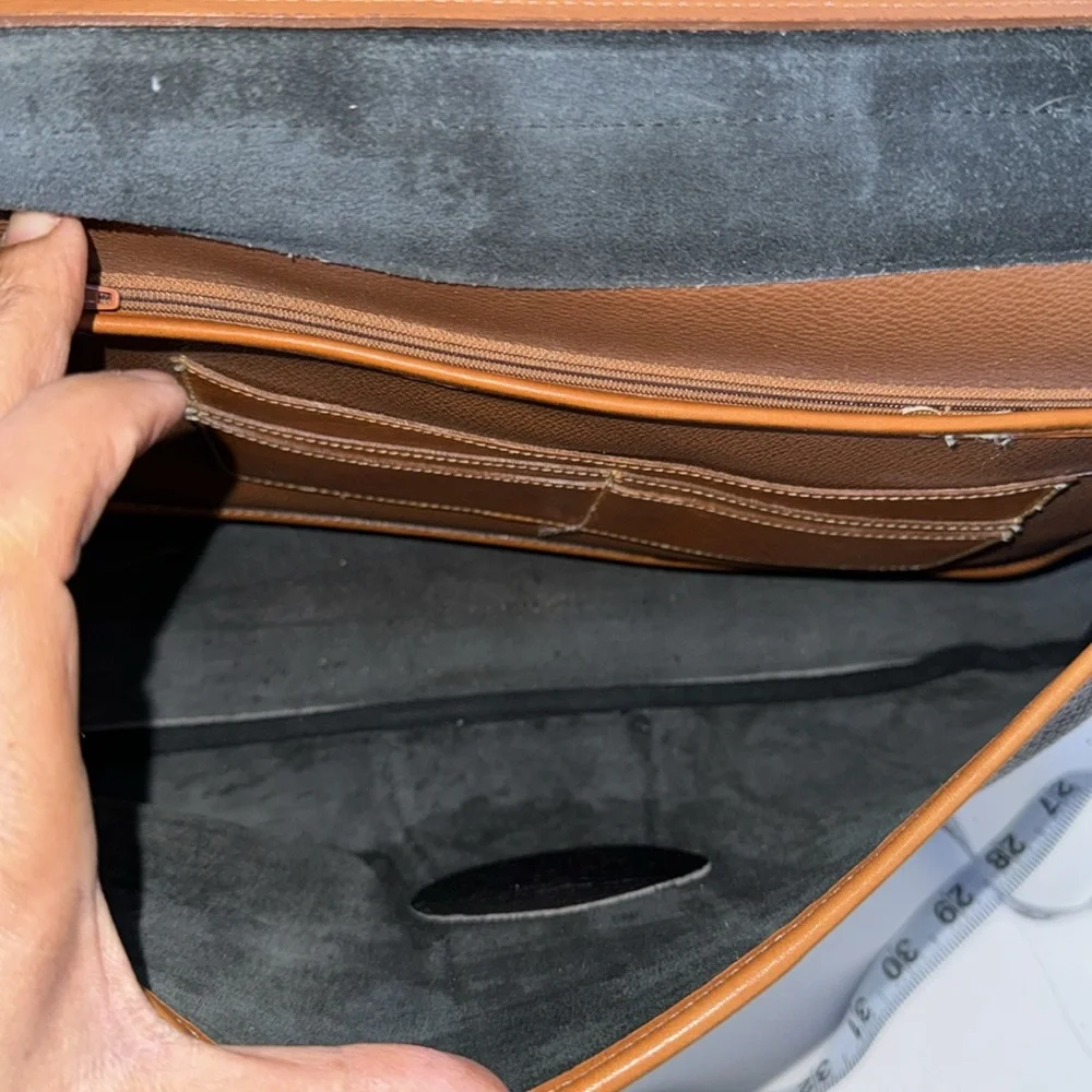 Vintage Dooney & Bourke messenger bag